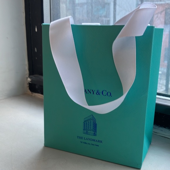 SOLD! Tiffany & Co “The landmark” full set pouch, box, bag, card, ribbon! 🩵 - Picture 8 of 8